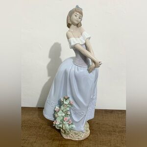 Llardo 6712 Lady In Love Figurine RETIRED